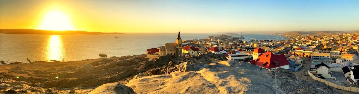 Panorama der Küstenstadt Lüderitz bei Sonnenuntergang
