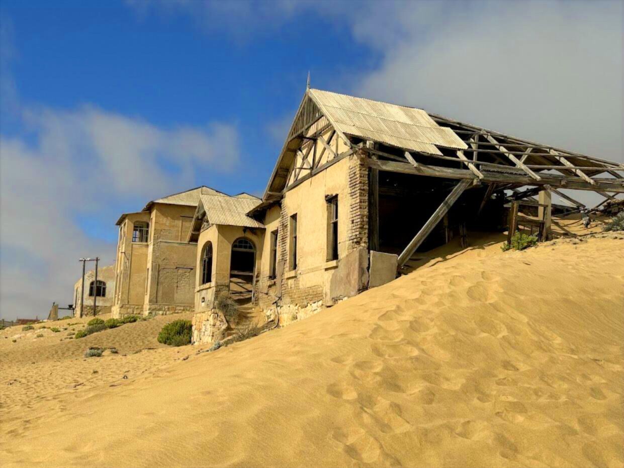 Vom Sand eingenommenes Haus in der Geisterstadt Kolmanskop